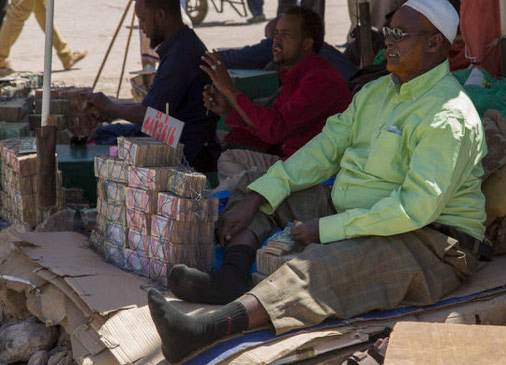 Somali sokaklarında el arabasıyla döviz değişimi