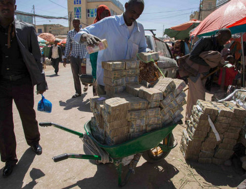 Somali sokaklarında el arabasıyla döviz değişimi