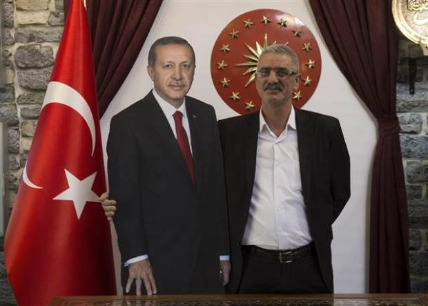 Erdoğan'ın maketi ile fotoğraf çektirdiler