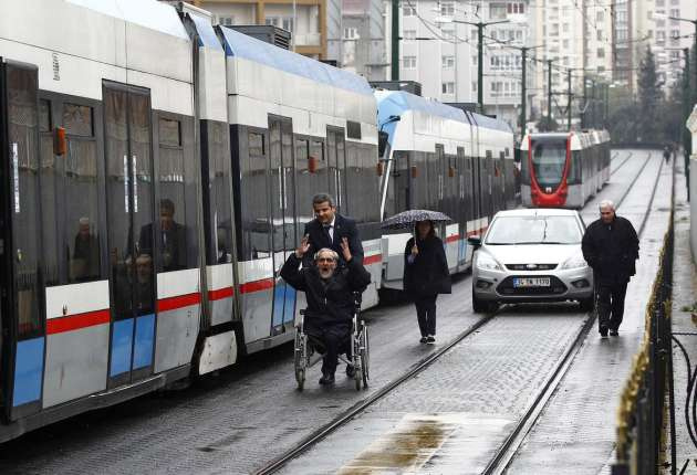 Elektrikler kesildi İstanbul'da metro ve tramvay seferleri durdu