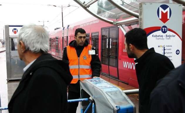 Elektrikler kesildi İstanbul'da metro ve tramvay seferleri durdu