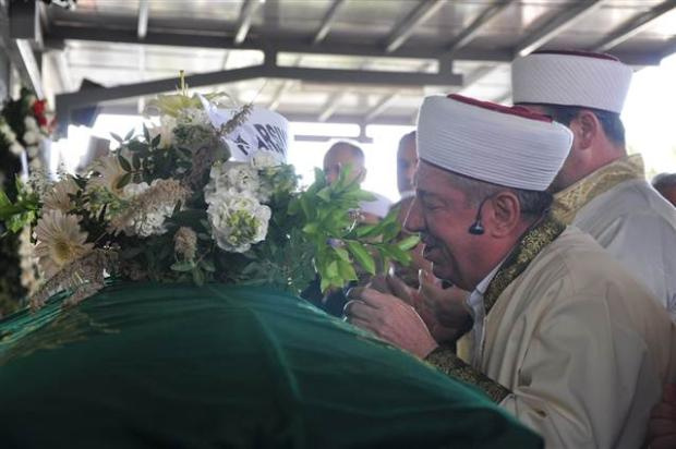 İmam baba oğlunun cenaze namazını kıldırdı