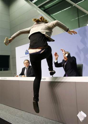 Merkez Bankası Başkanı Draghi'ye saldırı