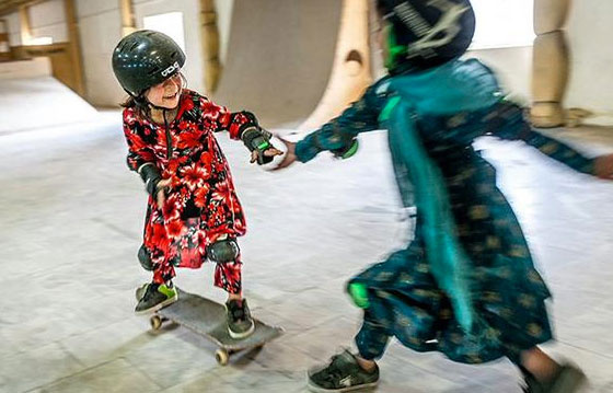 Bisiklet yasaklanınca Afgan kızlar kaykaya biniyor