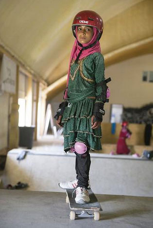 Bisiklet yasaklanınca Afgan kızlar kaykaya biniyor