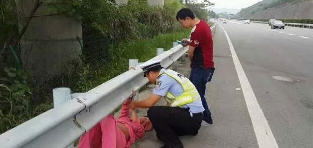 Polis yol kenarındaki hamile kadına yardım etti