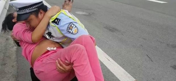 Polis yol kenarındaki hamile kadına yardım etti
