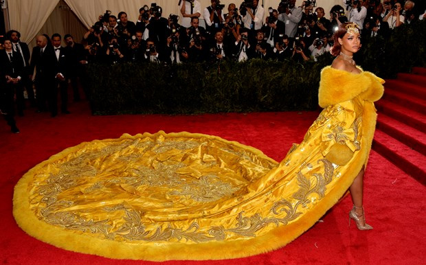 Rihanna'nın elbisesi sosyal medyaya damga vurdu