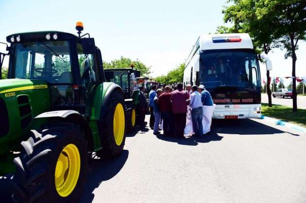 Traktörlü çiftçiler CHP otobüsünün önünü kesti