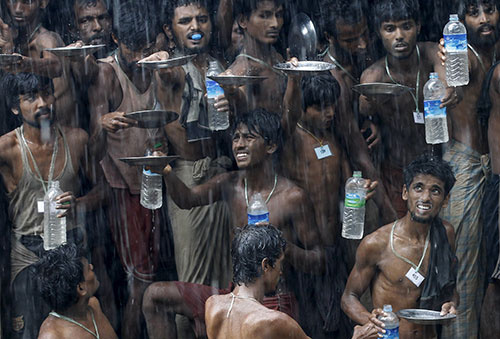 Arakanlı Müslümanlar yağmur suyu içiyor