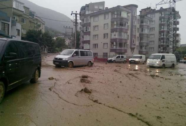 Seçim görevlileri mahsur kaldı