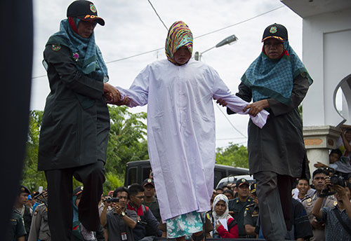 Endonezya'da üç çifte kırbaç cezası