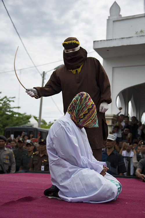 Endonezya'da üç çifte kırbaç cezası