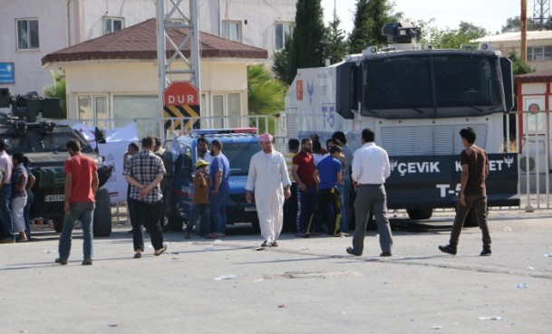 Sığınmacılar Türkiye'ye alınmaya başlandı