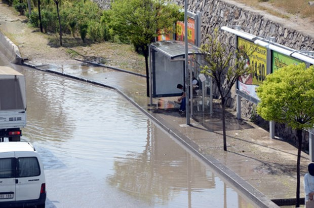 Ankara’da yağış yolları kapattı