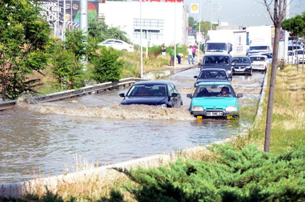 Ankara’da yağış yolları kapattı