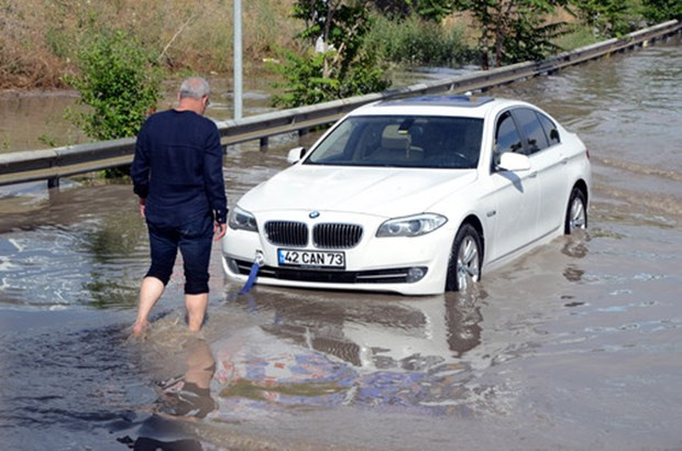 Ankara’da yağış yolları kapattı