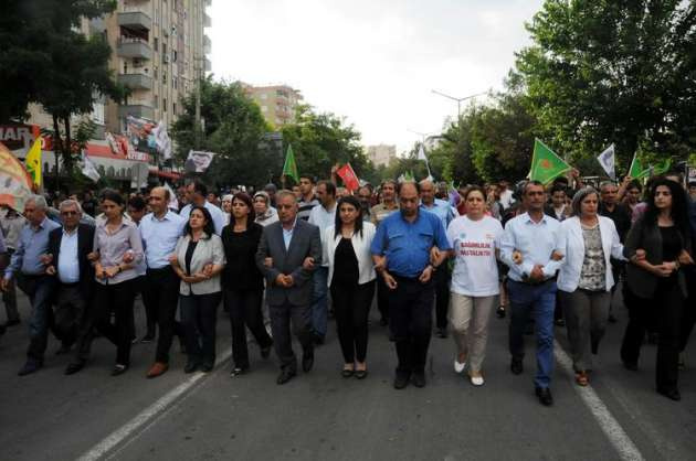  20 bin kişiden IŞİD protestosu!