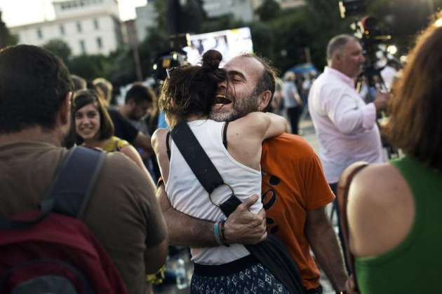 Yunanistan 'hayır'ı kutluyor