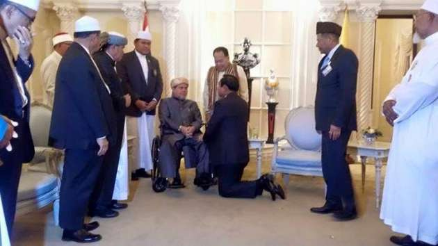 Tayland Başbakanı iftar davetinde diz çöktü