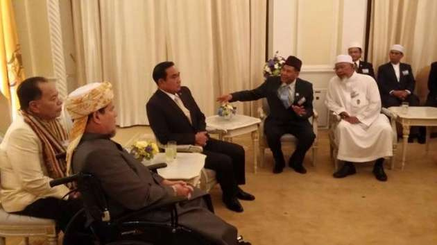 Tayland Başbakanı iftar davetinde diz çöktü