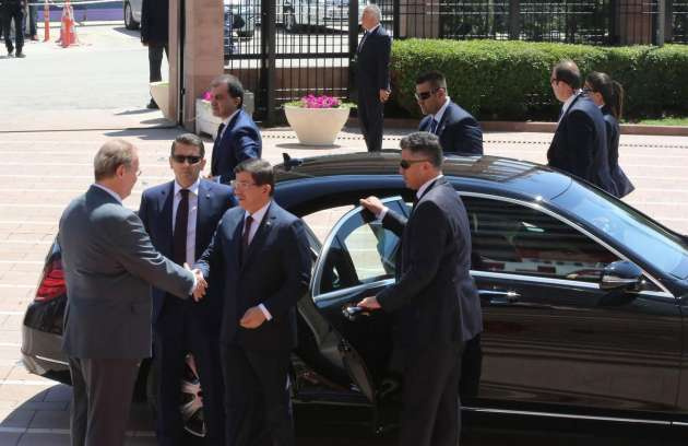 Başbakan Davutoğlu koalisyon görüşmelerine başladı