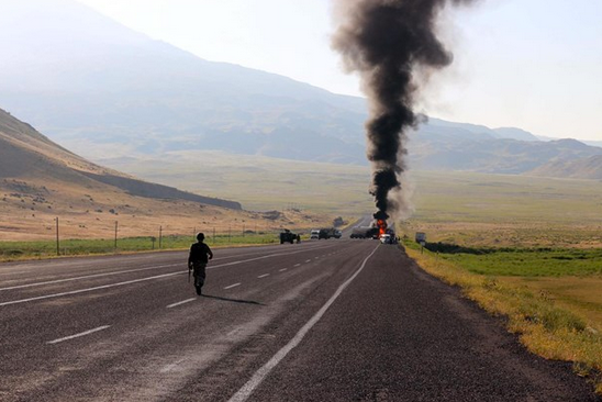 Ağrı'da teröristler yol kesti