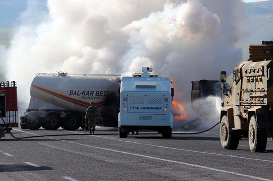 Ağrı'da teröristler yol kesti