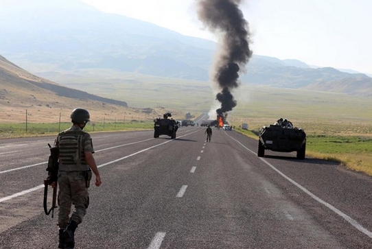 Ağrı'da teröristler yol kesti