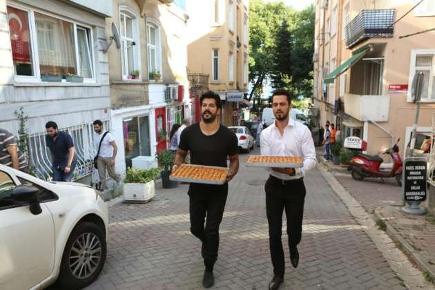 Burak Özçivit ve Murat Boz'dan bayram sürprizi