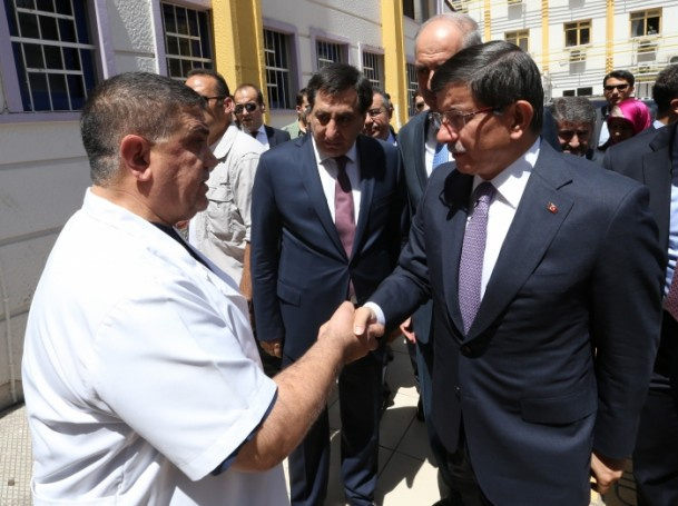 Başbakan Davutoğlu yaralıları ziyaret etti