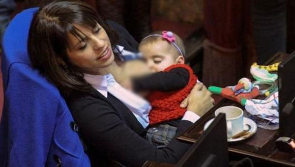 Milletvekili mecliste bebeğini emzirdi