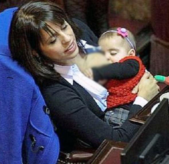 Milletvekili mecliste bebeğini emzirdi