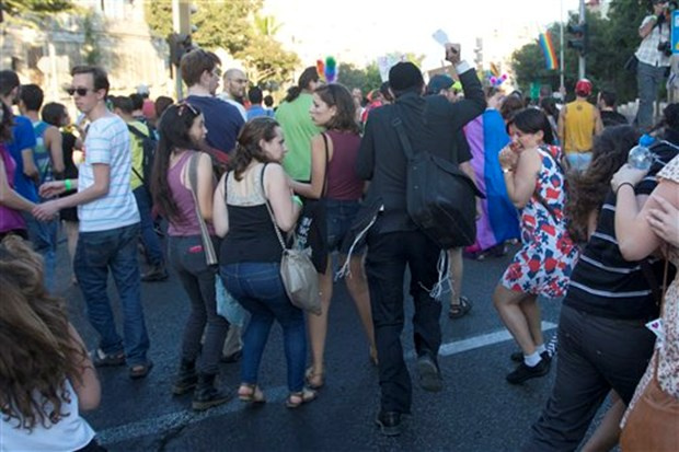 Batı Kudüs'teki eşcinsel yürüyüşünde kan aktı
