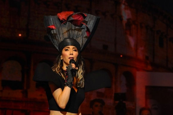 Hande Yener konserde göbeğini saklayamadı