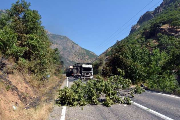 PKK Tunceli-Erzincan yolunu kesti! Araç yaktı