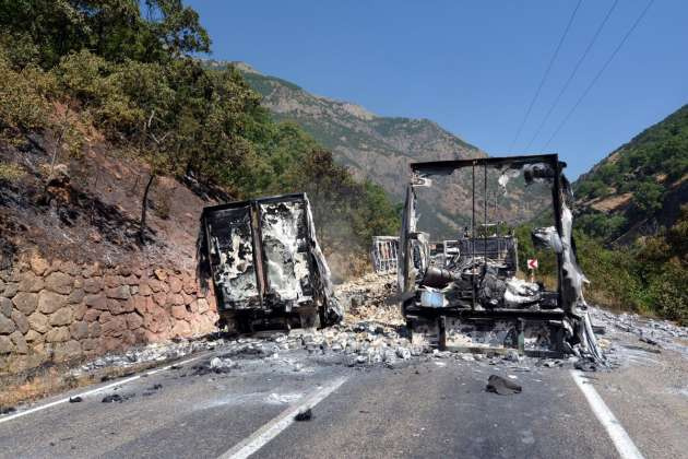 PKK Tunceli-Erzincan yolunu kesti! Araç yaktı