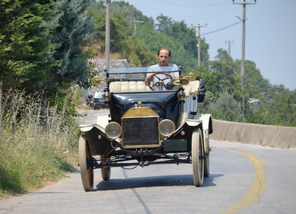 Bursa'da 100 yıllık otomobille yollarda