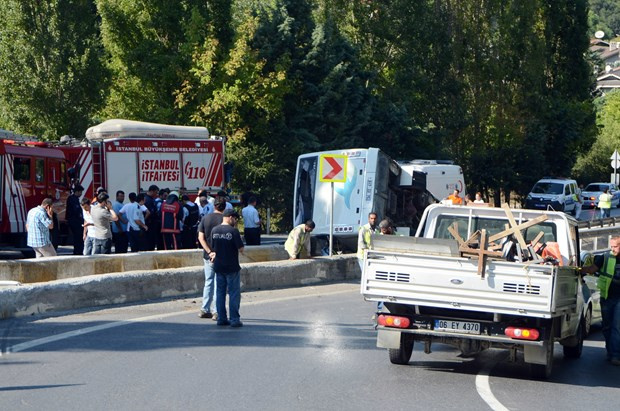 Sarıyer'de minibüs devrildi