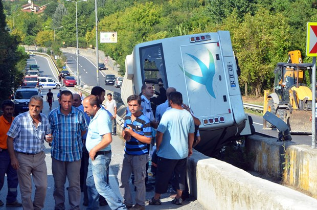 Sarıyer'de minibüs devrildi