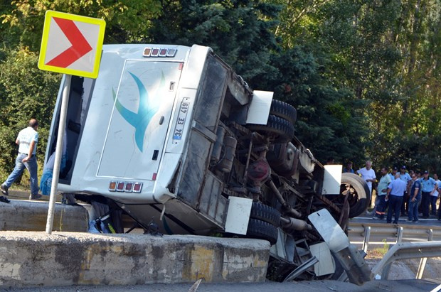 Sarıyer'de minibüs devrildi