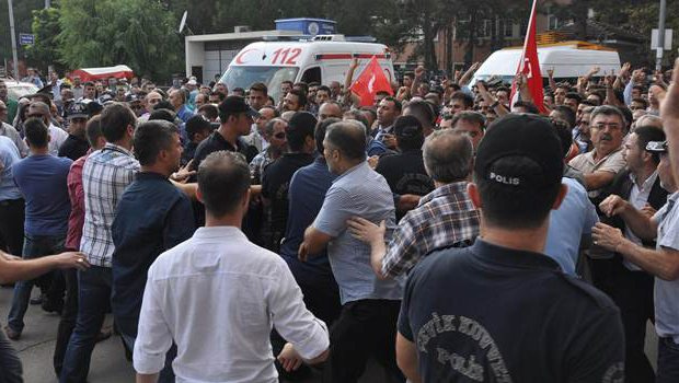 Şehit cenazesinde Yalçın Akdoğan’a protesto