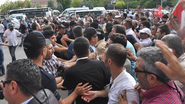 Şehit cenazesinde Yalçın Akdoğan’a protesto