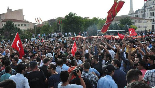 Şehit cenazesinde Yalçın Akdoğan’a protesto