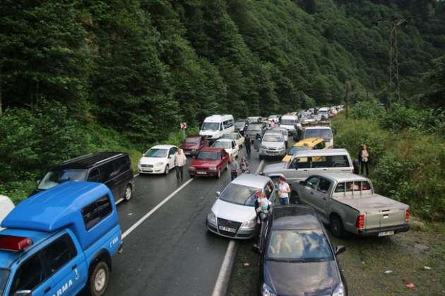 Şiddetli yağış yüzünden yol kapandı