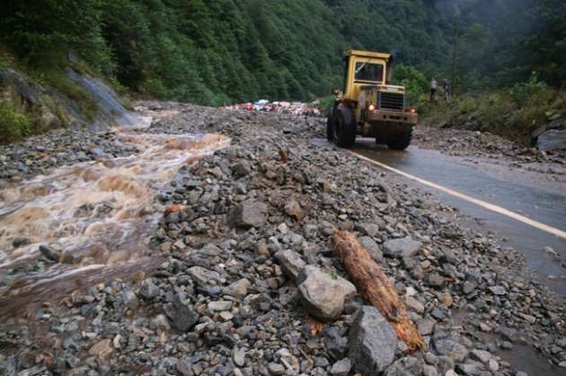 Şiddetli yağış yüzünden yol kapandı