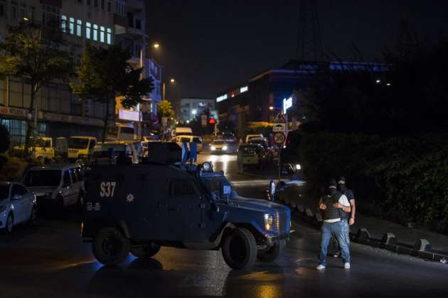 Esenler'de polise ateş açıldı