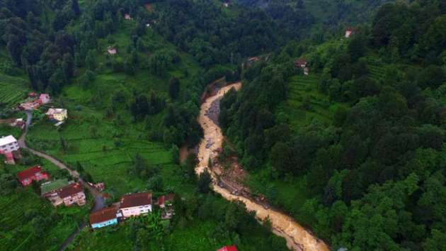 Rize'de sel havadan böyle görüntülendi