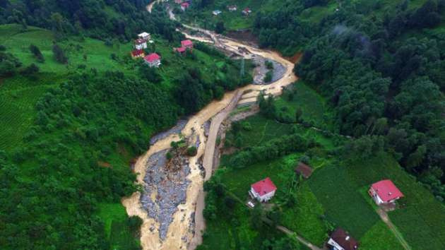 Rize'de sel havadan böyle görüntülendi