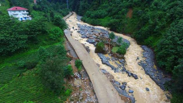 Rize'de sel havadan böyle görüntülendi